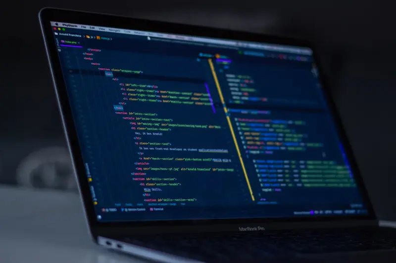Tela de computador exibindo código de programação